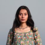 Mujer con expresión neutral.